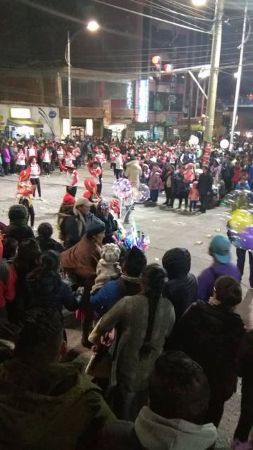 El paso de la última fraternidad por la Avenida Sevilla.