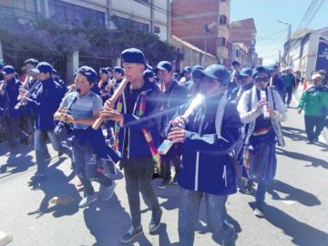 Muchas fraternidades ingresaron con banda propia.