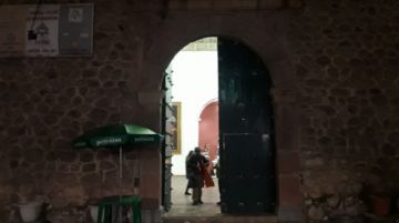 El templo cerrándose.