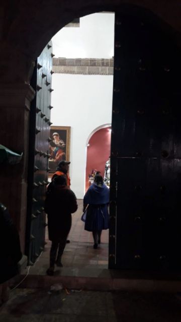 El templo cerrándose.