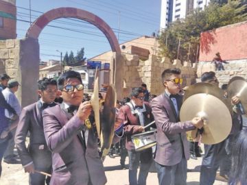 Músicos salen del Campo de Marte debidamente uniformados. Las bandas son un espectáculo aparte.