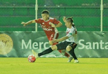 Walter Rioja (d) se barre para evitar que su rival se quede con el balón.