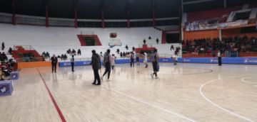 Los equipos se disputan los puntos.