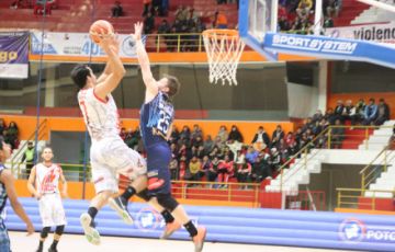 Cristian Camargo se eleva ante la marca del argentino Erbel De Pietro.