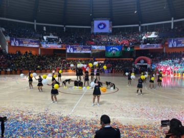 La demostración de baile por parte de estudiantes.