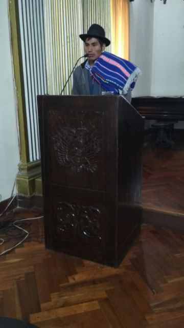 Gumercindo Fuertes, de la comunidad de San Antonio, explica las tradiciones de los pasantes.