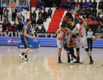 Los jugadores de la banda roja marcan a su rival.
