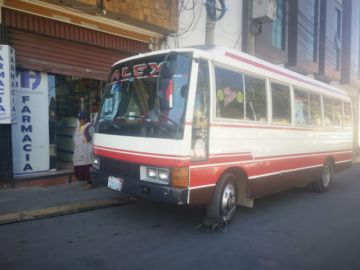 Bus de delegación de Llallagua de los pluris es engrapado por la Policía