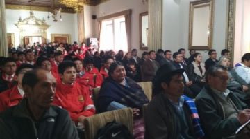 Se desarrolla en el Salón de los Espejos.