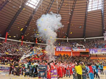 Los deportistas disfrutan de los pirotécnicos. 