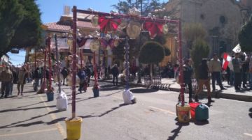 Arcos de plata esperan la llegada de la imagen de San Bartolomé a la plaza 10 de Noviembre.