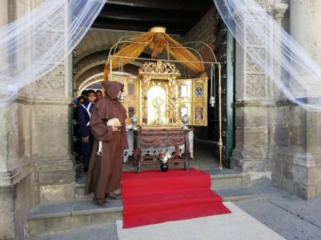Espera el paso del santo.