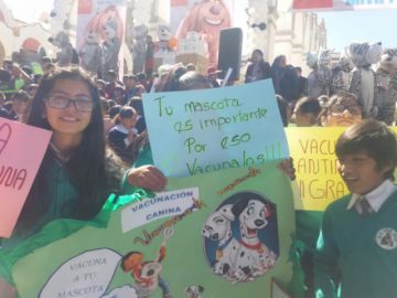 Estudiantes promueven la campaña.