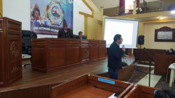 Se desarrolla en el hemiciclo de la Asamblea.