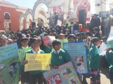 Estudiantes promueven la campaña.