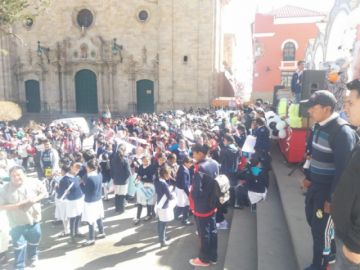 Estudiantes promueven la campaña.