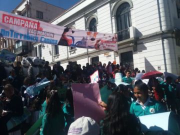 Estudiantes promueven la campaña.