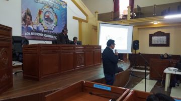 Se desarrolla en el hemiciclo de la Asamblea.