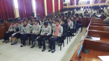 Se desarrolla en el hemiciclo de la Asamblea.