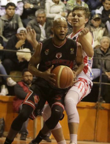 Jovonni Durelle, de Pichincha, intenta encestar.