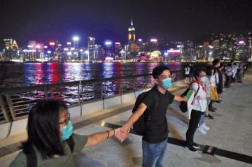 Miles se toman de las manos  en Hong Kong