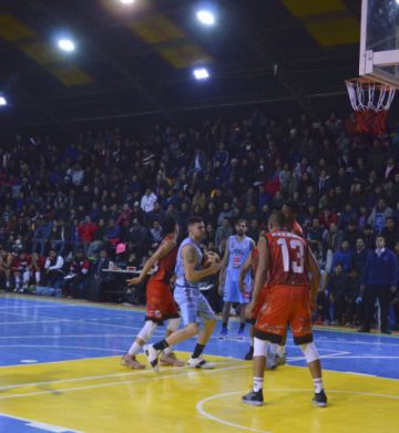 El cuadro local defiende el marcador.