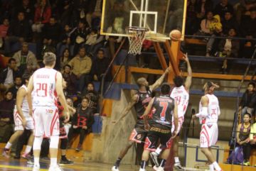 Los basquetbolistas de Rubair intentan anotar ante la marca de los pichinchenos. 