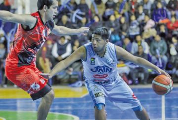 Cristian Camargo trata de detener a su rival.