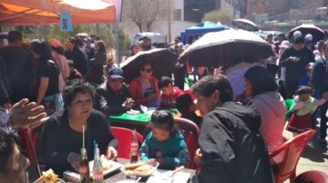 Familias disfrutan de los helados.