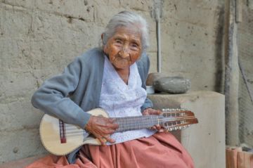 Le gustaba tocar charango.