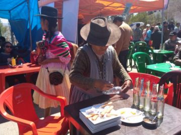 Limpian la mesa para más comensales