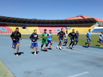 Algunos jugadores trabajan en la pista.