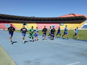 Algunos jugadores trabajan en la pista.