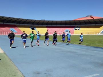Algunos jugadores trabajan en la pista.