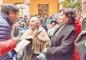 Williams Cervantes habla con doña Damiana (centro).
