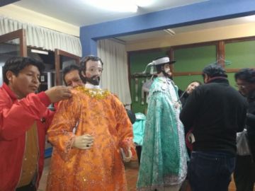 Comienzan a cambiar a la imagen que está en el templo.