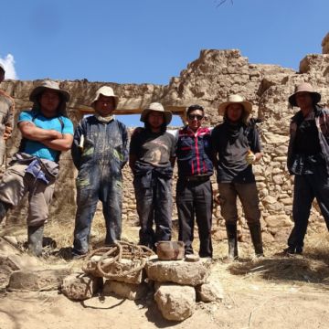 Obreros y funcionarios frente al lazo y olla encontrados en el inmueble.