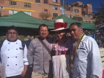 Concurso de salteñas, tucumanas, helados, thayas y tocinillos.