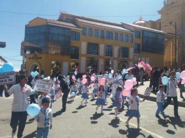 Marcharon por las calles con unidades educativas.