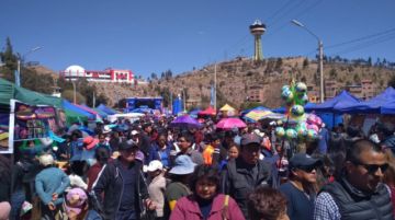 Concurso de salteñas, tucumanas, helados, thayas y tocinillos.