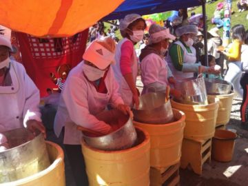 Concurso de salteñas, tucumanas, helados, thayas y tocinillos.