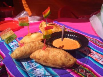 Concurso de salteñas, tucumanas, helados, thayas y tocinillos.