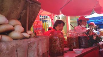 Concurso de salteñas, tucumanas, helados, thayas y tocinillos.
