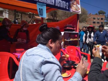Concurso de salteñas, tucumanas, helados, thayas y tocinillos.