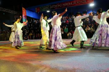 Los bailarines impresionaron al público.