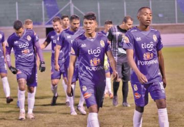 Los jugadores de Real salen cabizbajos tras el resultado.