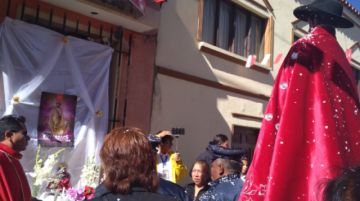 El primer altar es el de la familia Olmos, en calle Mejillones.
