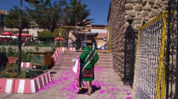 La ñusta sale corriendo a dar alcance a su fraternidad, Yureñas del Liceo Sucre.