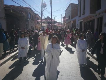 El paso de la comitiva recorre la zona de San Benito.