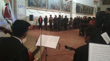 El padre Giovanni hacé orar para pedir perdón por los excesos que se darán en las dos entradas.